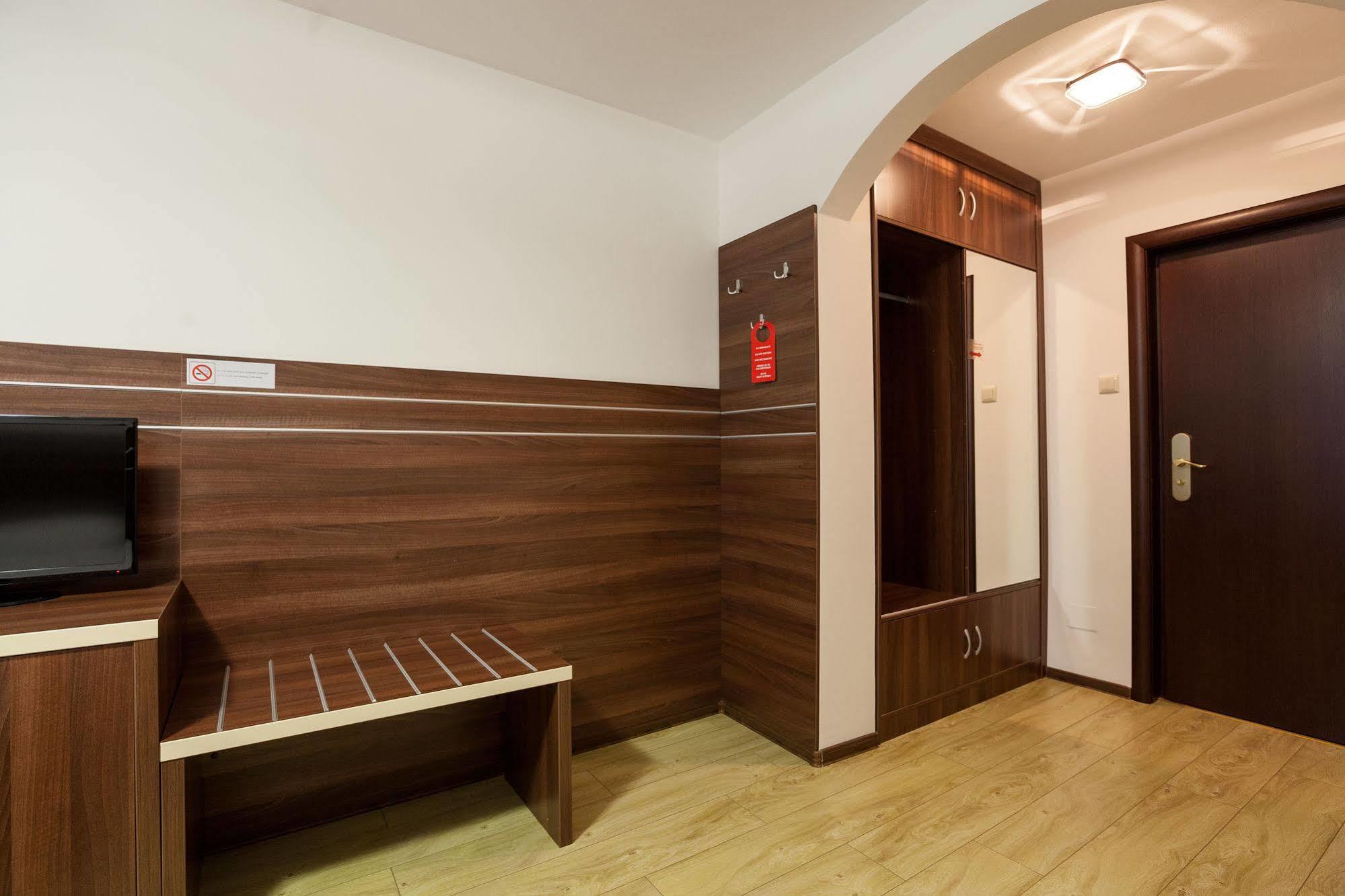 Hotel Nelisse Бухарест Екстер'єр фото